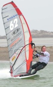 Martin van Meurs laat zien hoe je moet speedsurfen.